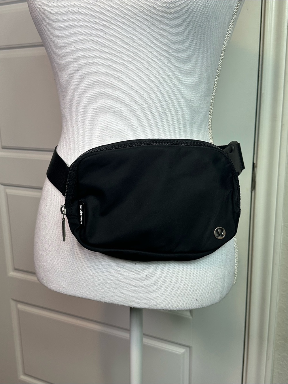 Lululemon Classic Black Everywhere Water Repellent Adjustable Belt Bag 1L - Picture 4 of 11